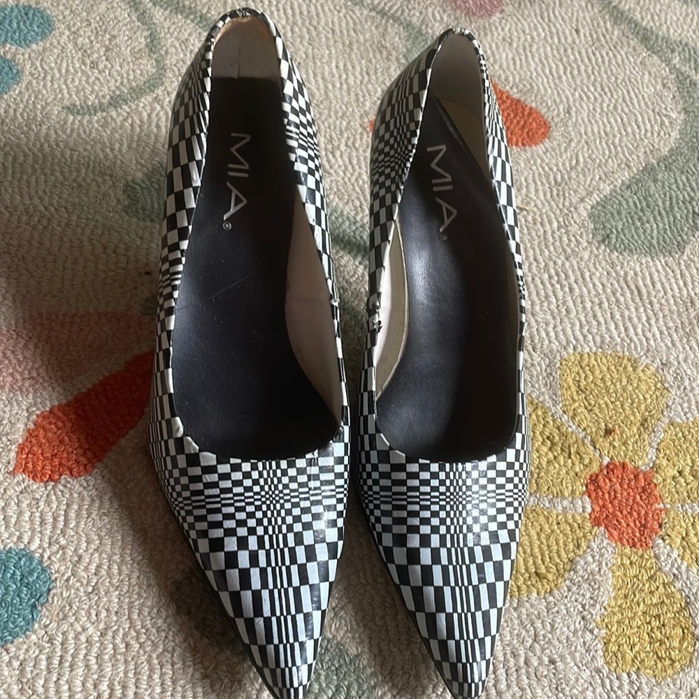 Mia Thelma, back and white checkered heel